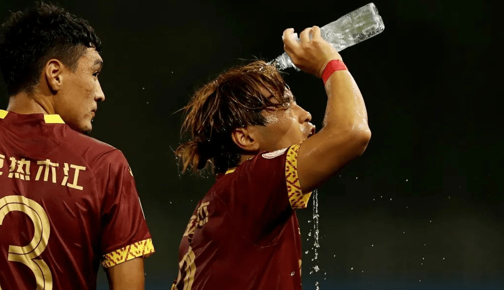 新疆雪豹全队备战出击，士气高昂谋求大胜机遇