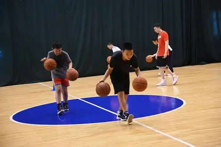 非洲篮球选手参加国际球员交流训练营