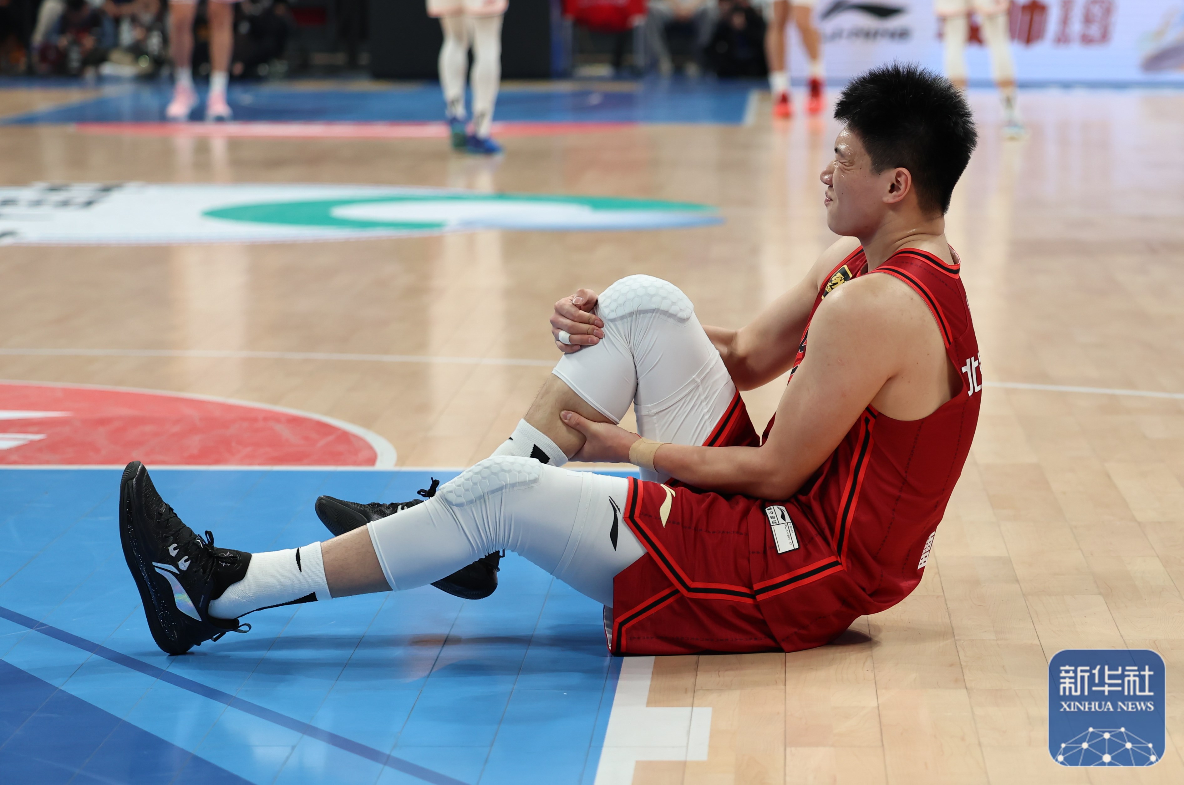 北京队在客场赢得一场激烈的比赛