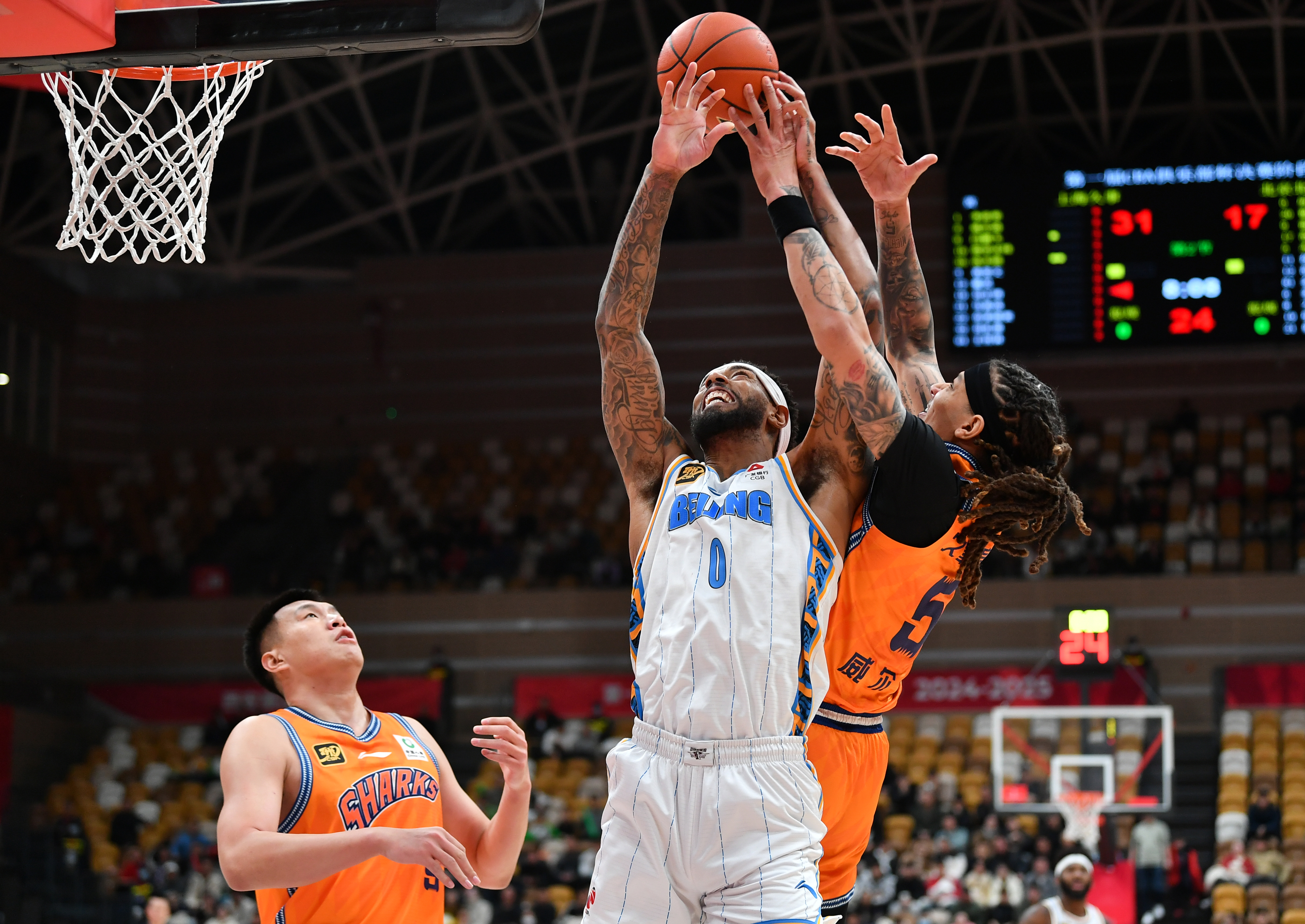 北京队在客场赢得一场激烈的比赛