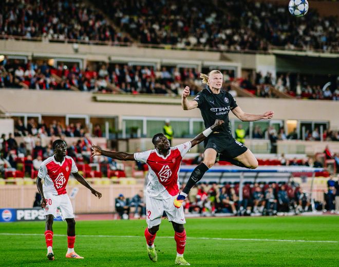 摩纳哥门将神勇扑救，保住球门不失