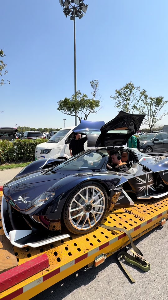 包含阿斯顿马丁横扫迈凯伦，皮亚斯特里点燃赛场的词条