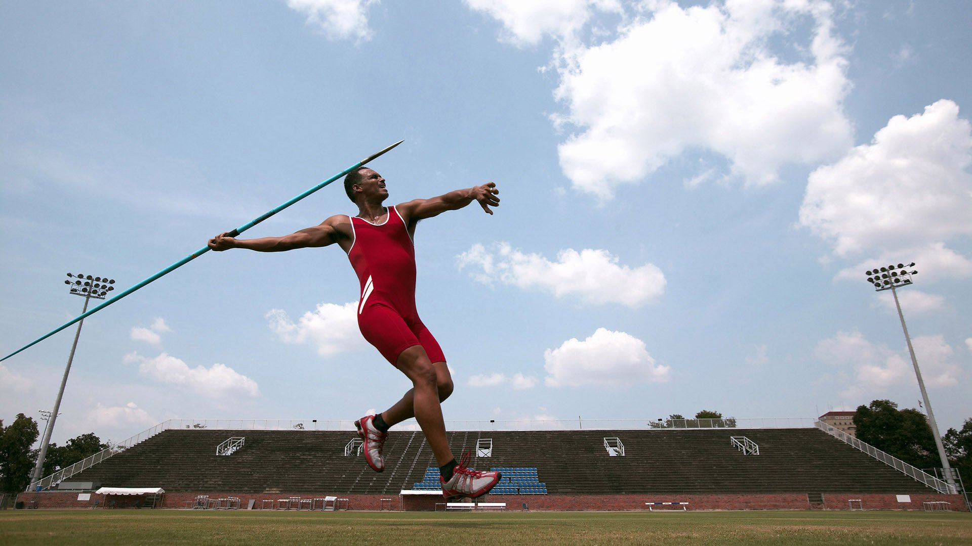 赛道与球场，英格拉姆的防守艺术与F1争冠之夜的终极启示